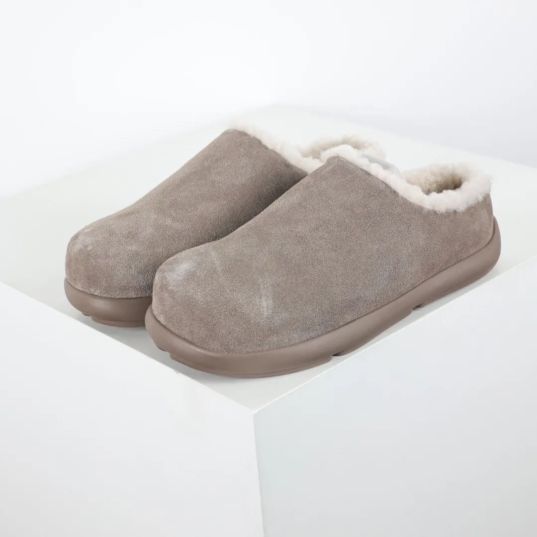 Pick up locally💰560 Core recommendation Good price Independently developed original outsole and cashmere insole to keep you warm in winter and suitable for home use. In the new year, uug launched a style series, which is partially geared towards the preferences of young consumers and has also moved to the forefront of fashion trends. Shoe body material Water-repellent coated suede upper 17 mm UGGPURE™ implanted wool insole Lightweight non-slip comfortable rubber outsole With brand LOGO trademark Comes with a full set of packaging Size: 35 36 37 38 39 40 41 42 43 44
